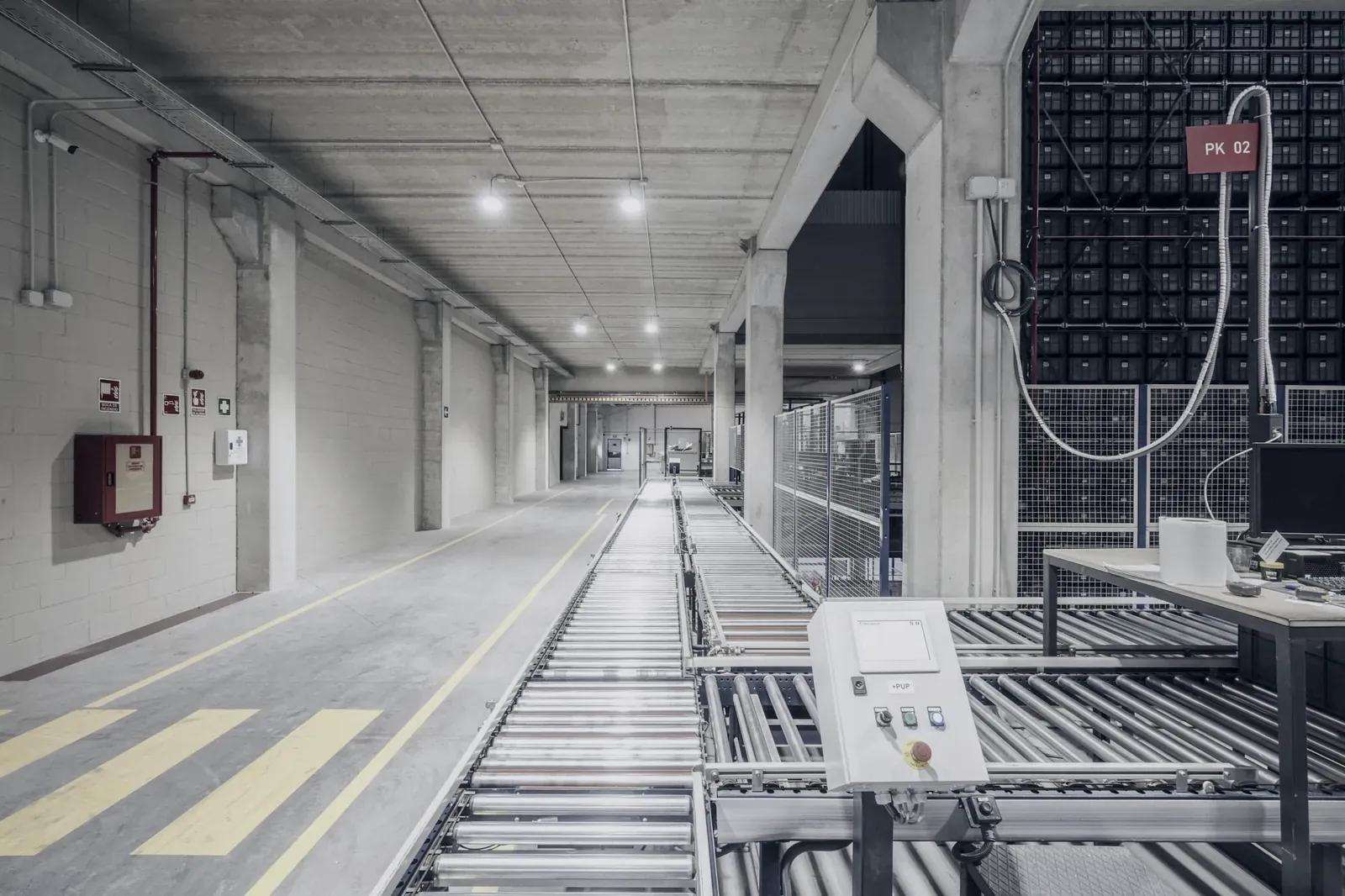 Conveyor line in a fulfilment centre